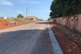 Andamento da Obra de Pavimentação Asfáltica em TSD, Drenagem e Sinalização Viária no Distrito de Adrianópolis.