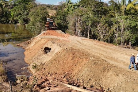 Prefeitura substitui ponte de madeira por Tubo Armco na zona rural de Vale de São Domingos